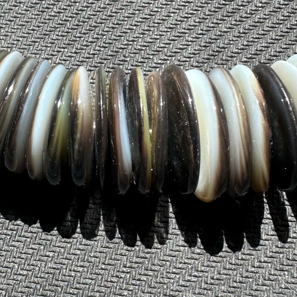 Hand Crafted “One of a Kind” Tahitian Shell & Sterling Silver Necklace - Picture 3 of 4